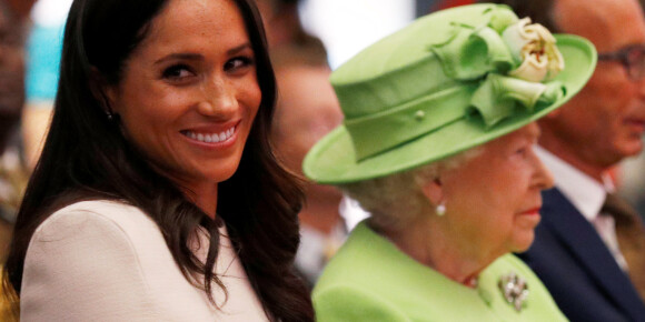 Gjennomsiktige klær, bare legger og «bustete» hår. Slik gir Meghan blaffen i den kongelige nei-lista